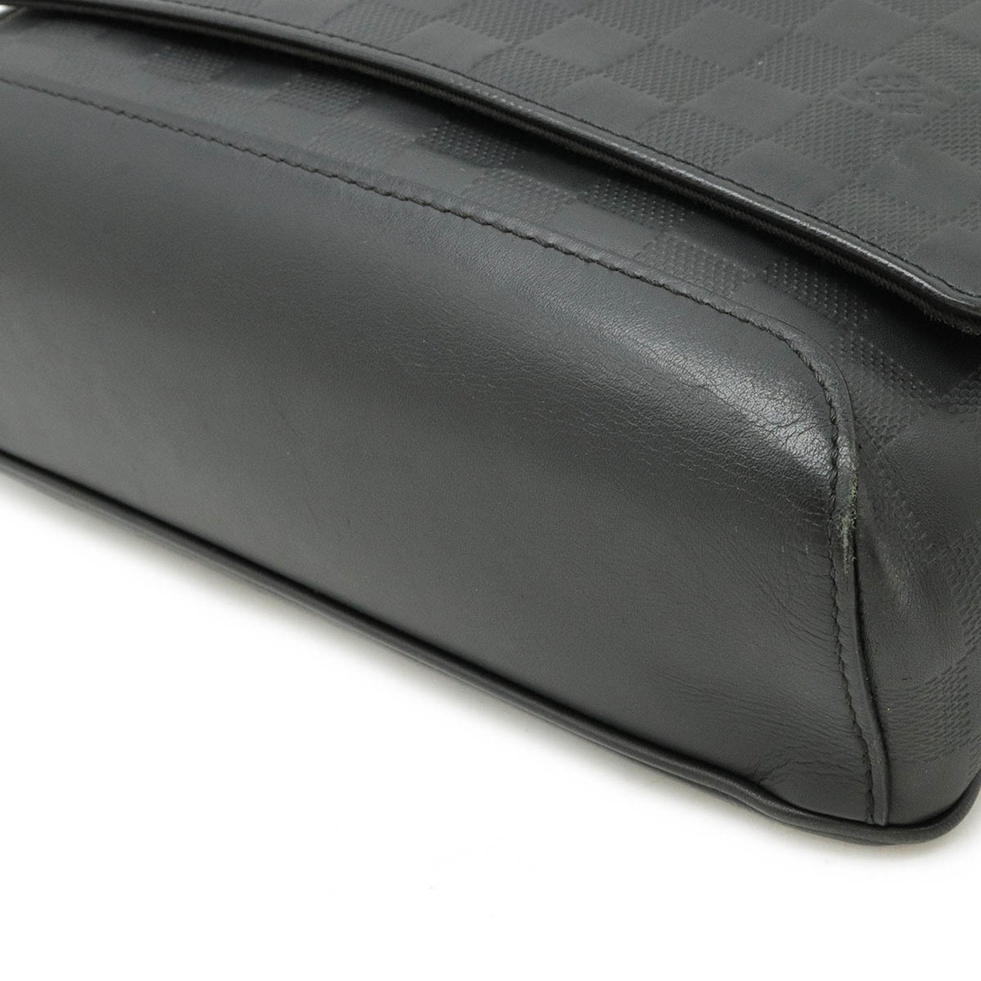 Louis Vuitton District Leather Shoulder Bag ()