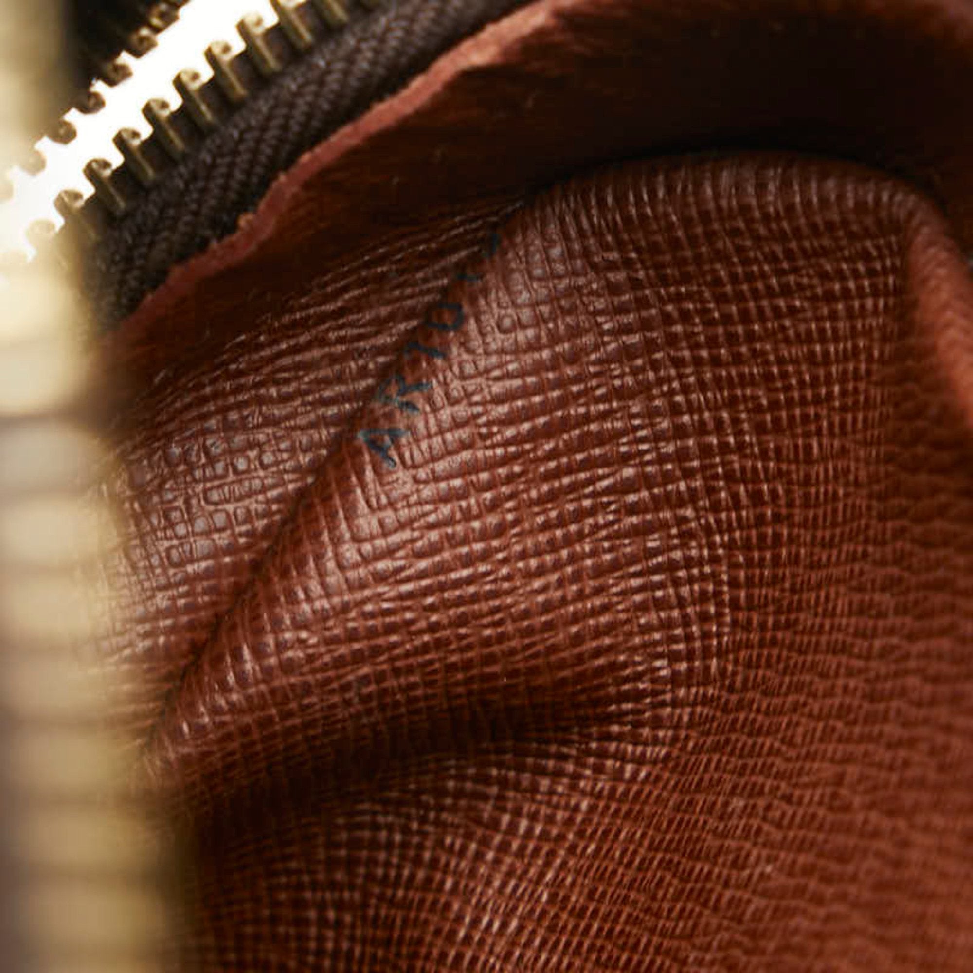 Louis Vuitton Nile Canvas Shoulder Bag ()