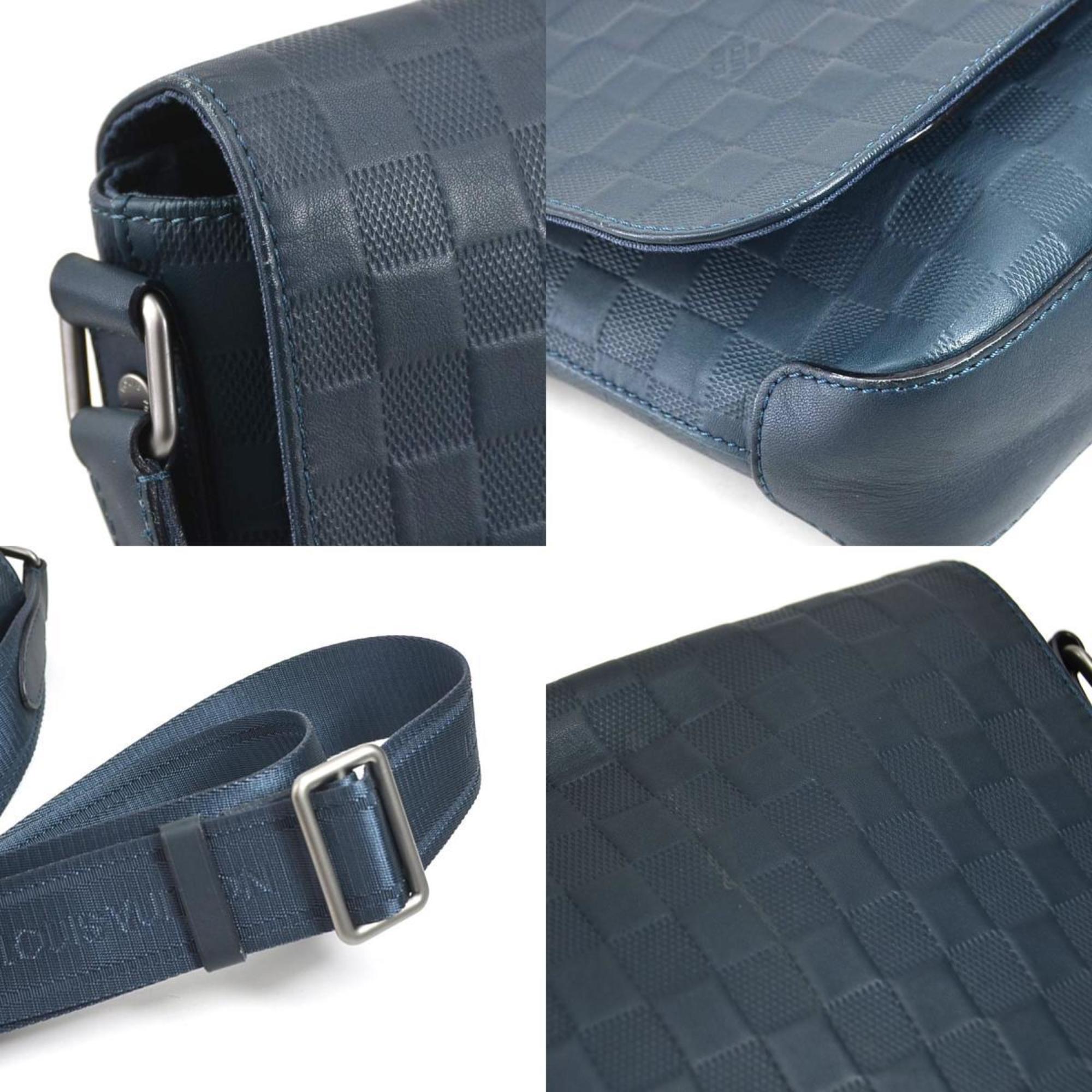 Louis Vuitton District Leather Shoulder Bag ()