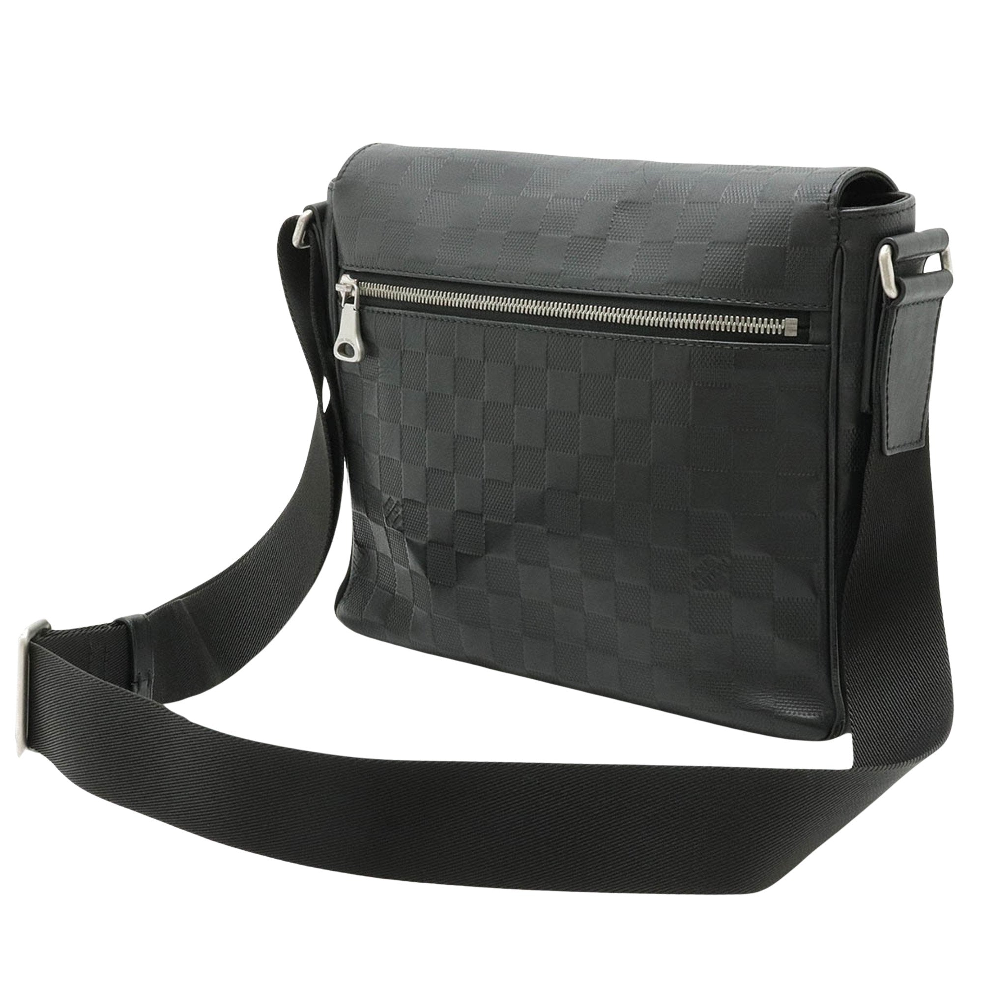 Louis Vuitton District Leather Shoulder Bag ()