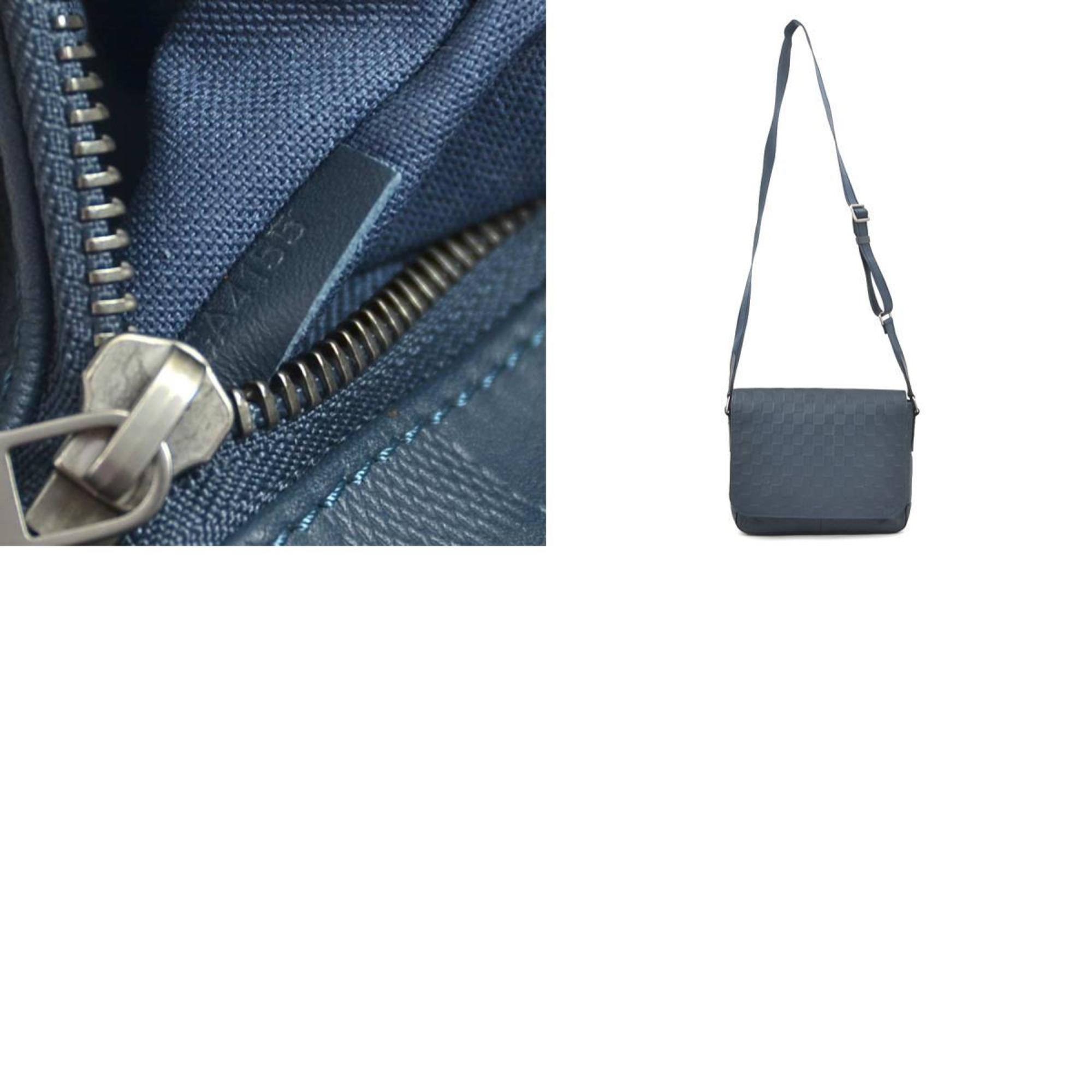 Louis Vuitton District Leather Shoulder Bag ()