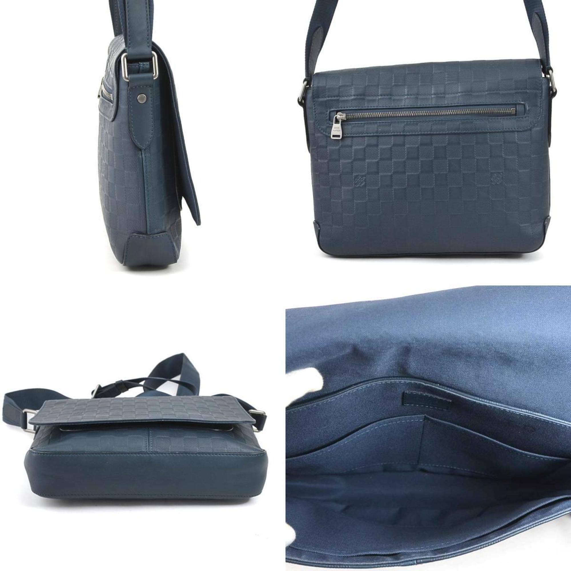 Louis Vuitton District Leather Shoulder Bag ()
