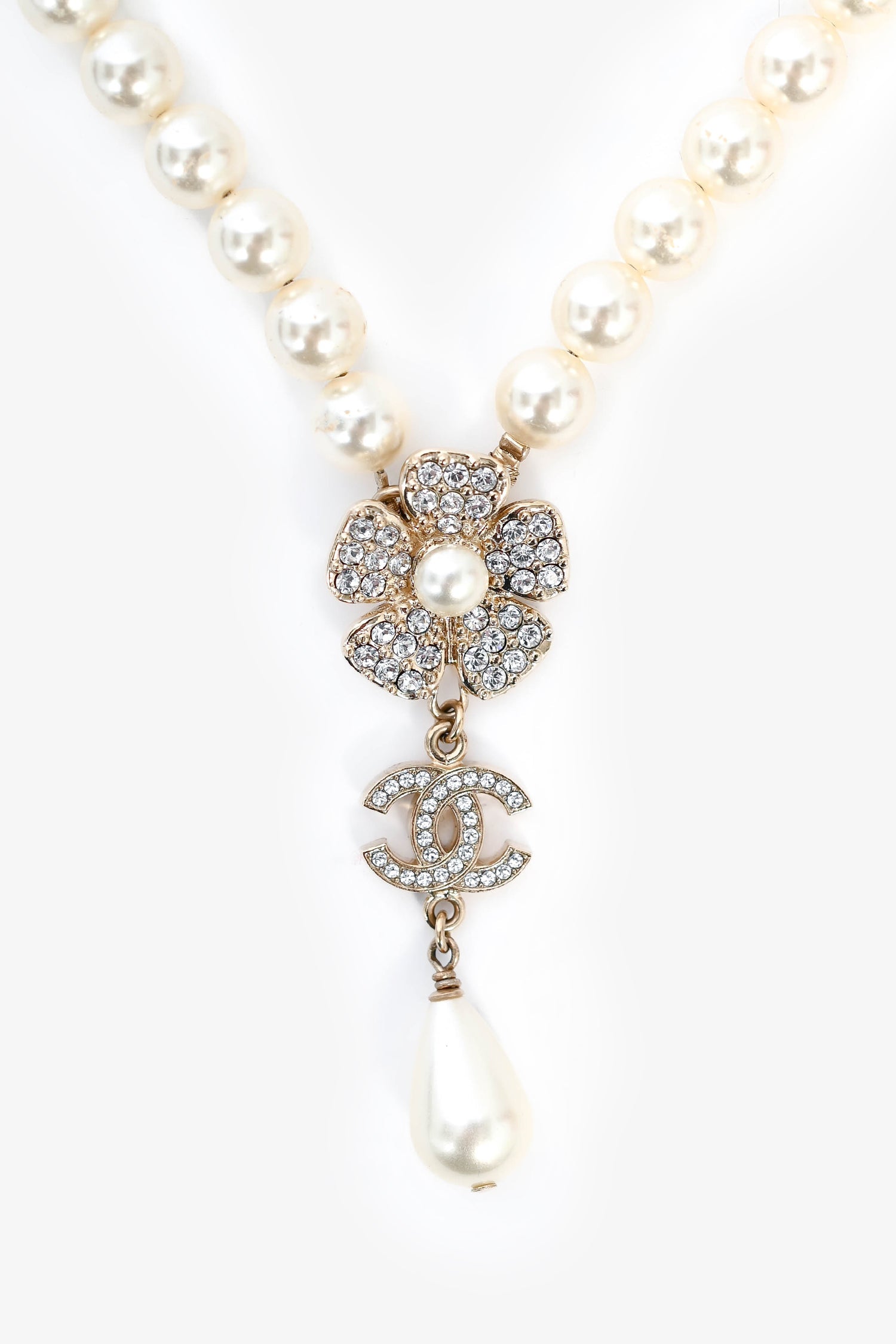 Chanel™ 2023 Pearl Choker Necklace with Crystal Flower/CC Pearl Drop