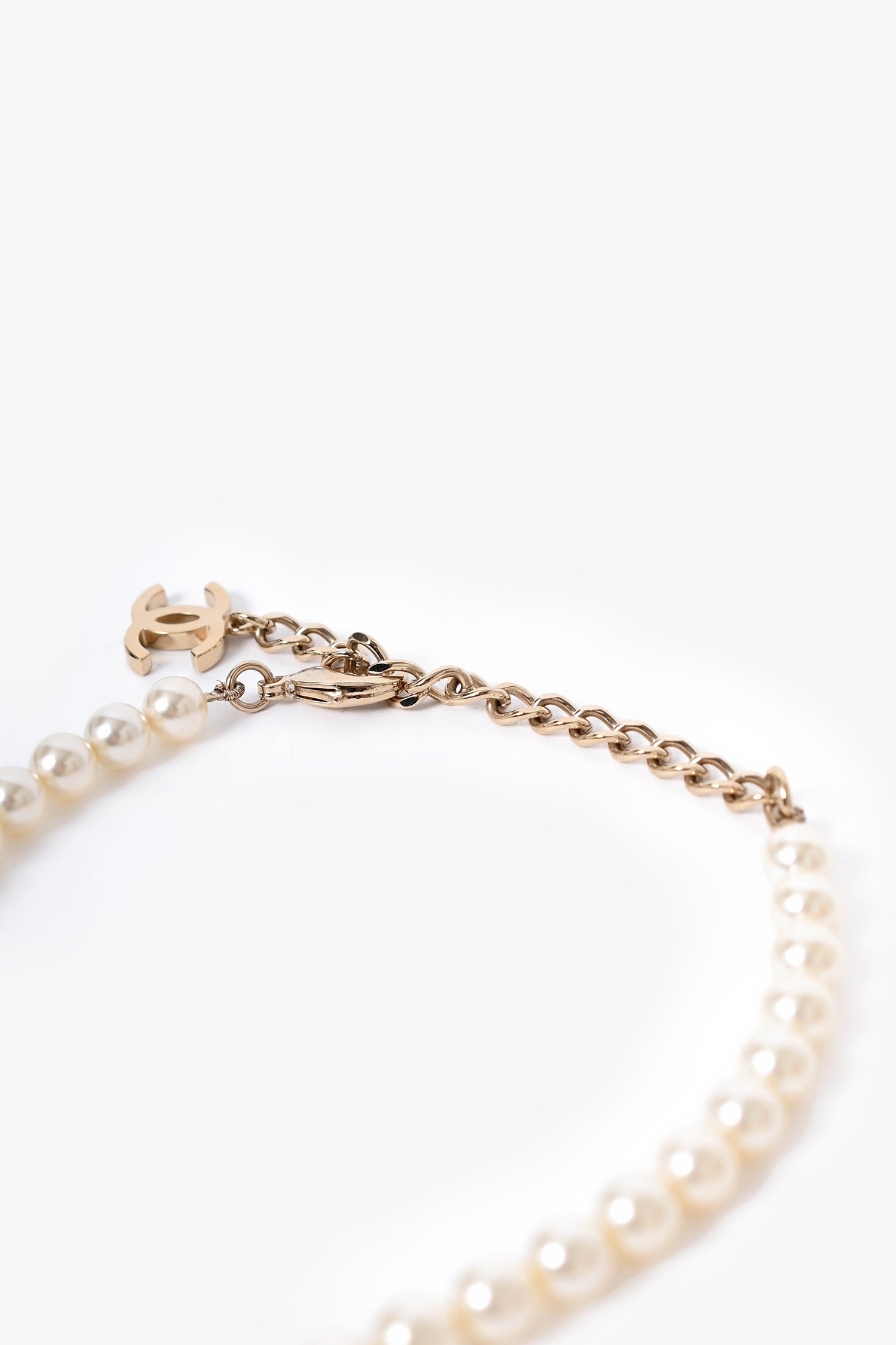 Chanel™ 2023 Pearl Choker Necklace with Crystal Flower/CC Pearl Drop
