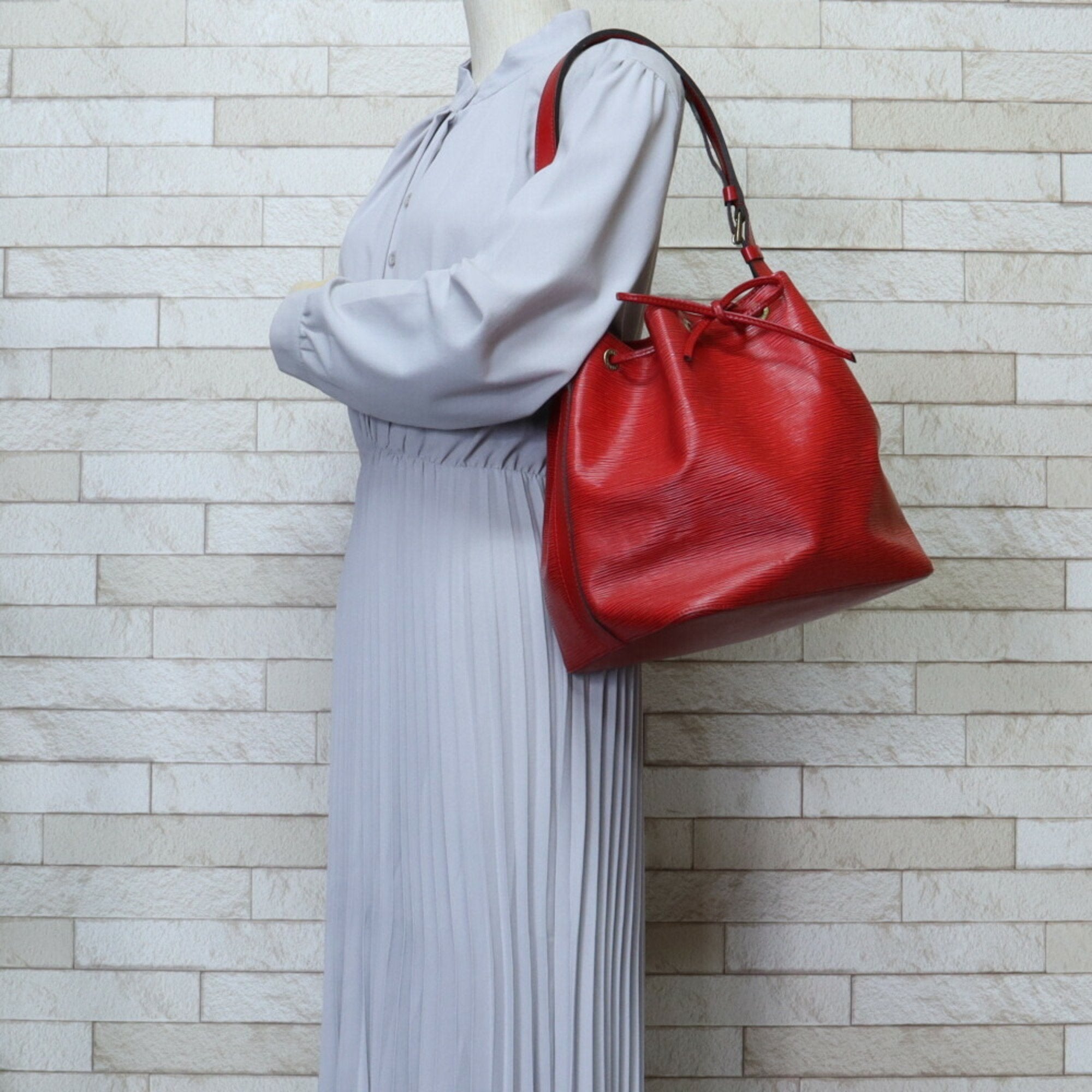 Louis Vuitton Noé Leather Shoulder Bag ()