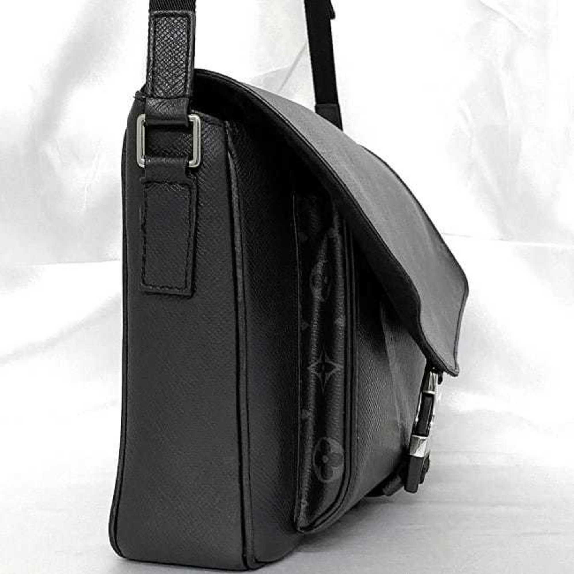 Louis Vuitton Messenger Leather Shoulder Bag ()