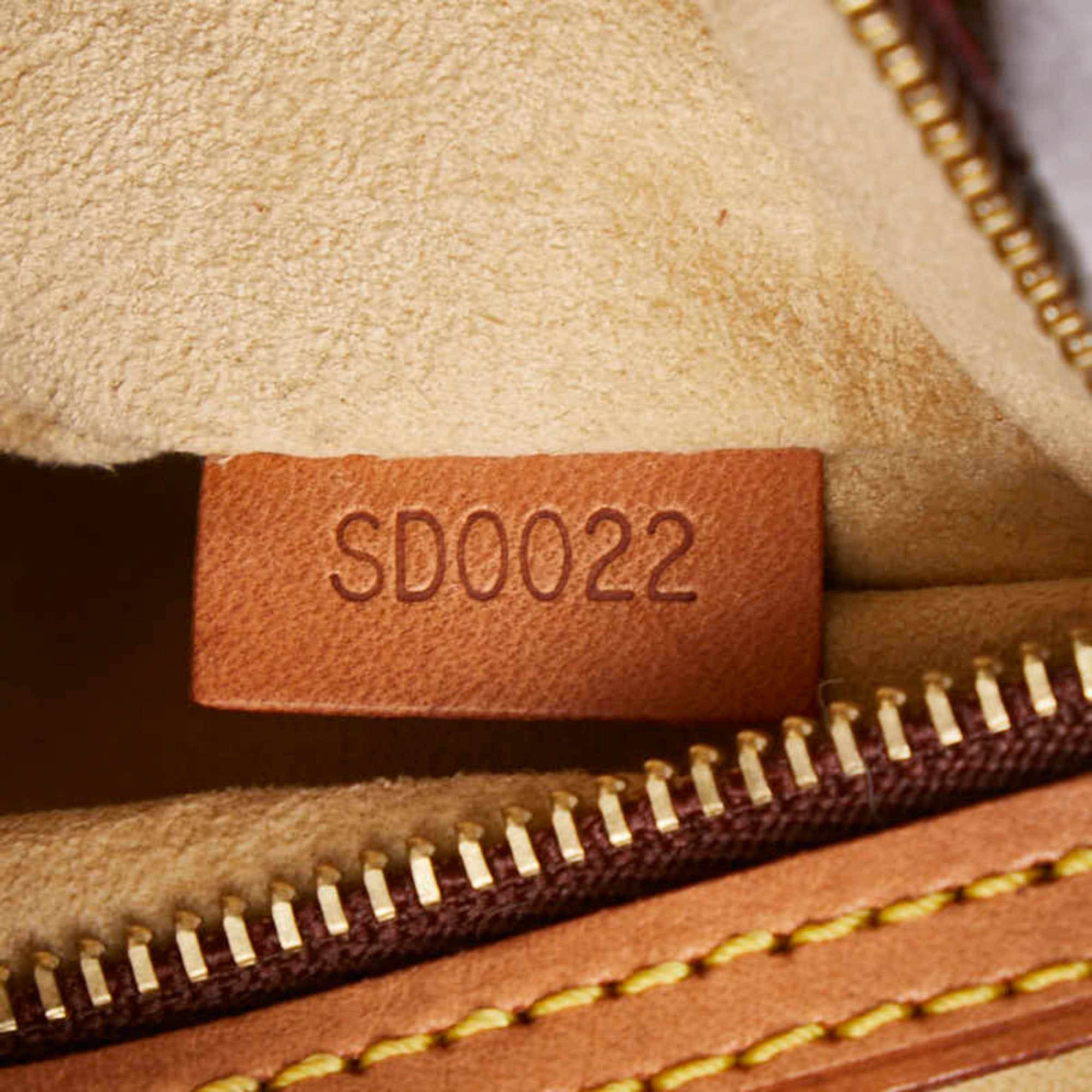 Louis Vuitton Looping Mm Canvas Shoulder Bag ()